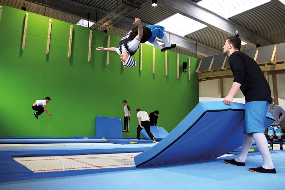 In Rutesheim lädt die Freestyle Academy Stuttgart, eine sogenannte Indoor-Freestyle-Halle, zum Tricksen mit allerlei Gerät ein – Adrenalinstoß garantiert. (Foto: Freestyle Academy / Julien Fincker)