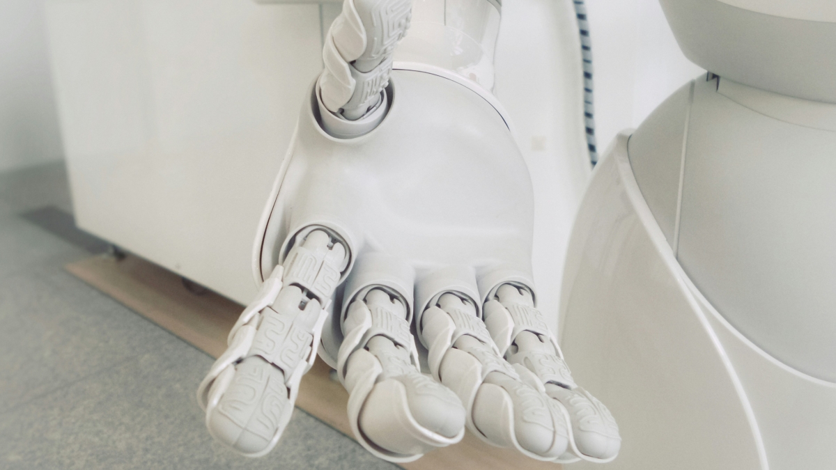 Eine Roboterhand streckt sich dem Betrachtenden hilfreich entgegen.