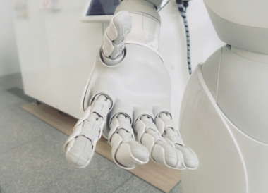 Eine Roboterhand streckt sich dem Betrachtenden hilfreich entgegen.