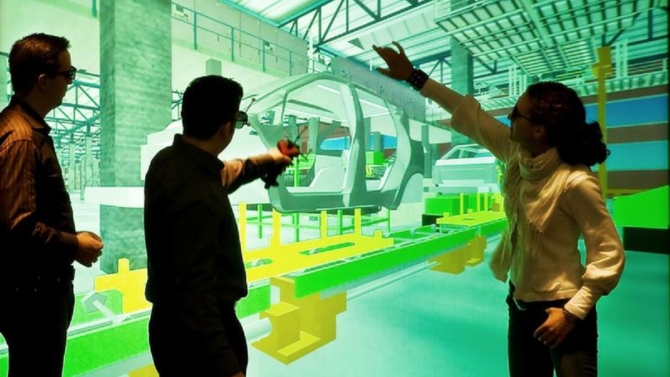 In einem virtuelen Raum Stehen drei Menschen mit Datenbrillen
