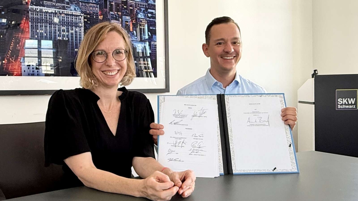 Foto der Vertragsunterzeichnung mit Wiebke Wiesner und Dr. Andreas Bareiß