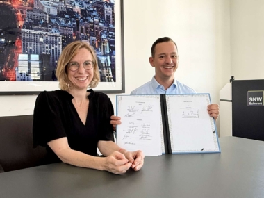 Foto der Vertragsunterzeichnung mit Wiebke Wiesner und Dr. Andreas Bareiß