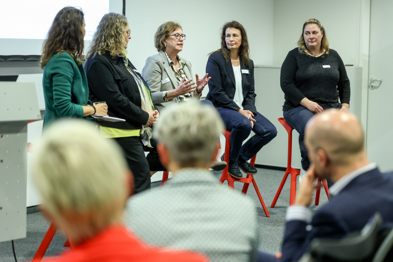 Wirtschaftsförderung Region Stuttgart GmbH Veranstaltung Personalabbau und Fachkräftemangel09.10.25 Diskussionsrunde 2 Podium