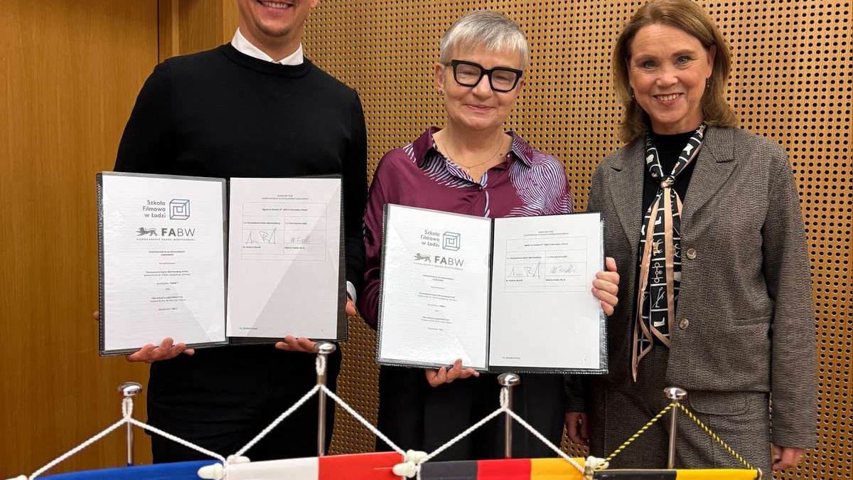 Die Unterzeichnung erfolgte durch Dr. Andreas Bareiß, Direktor der Filmakademie Baden-Württemberg, und Milenia Fiedler, Rektorin der Filmhochschule Łódź im Rahmen einer von Petra Olschowski, Ministerin für Wissenschaft, Forschung und Kunst des Landes Baden-Württemberg geleiteten Delegationsreise.