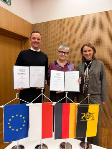 Die Unterzeichnung erfolgte durch Dr. Andreas Bareiß, Direktor der Filmakademie Baden-Württemberg, und Milenia Fiedler, Rektorin der Filmhochschule Łódź im Rahmen einer von Petra Olschowski, Ministerin für Wissenschaft, Forschung und Kunst des Landes Baden-Württemberg geleiteten Delegationsreise.