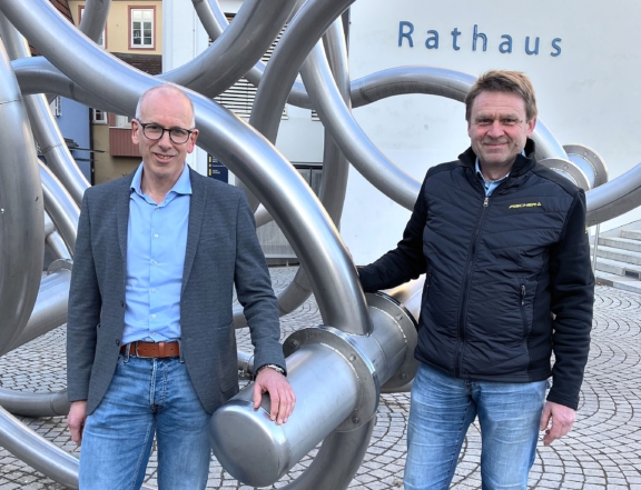 Überzeugte Radpendler: Frank Bender und Klaus Läpple vor dem Waiblinger Rathaus