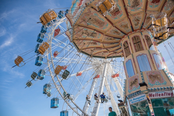 „Wie weit fliegen Vögel, bis sie fallen?“: Stuttgarter Kinofilm dreht auf dem Cannstatter Volksfest