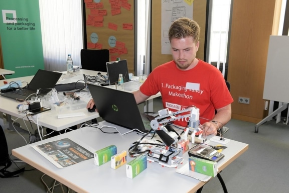 Student am Standort Syntegon beim Arbeiten an einem Prototyp (Quelle: PV)
