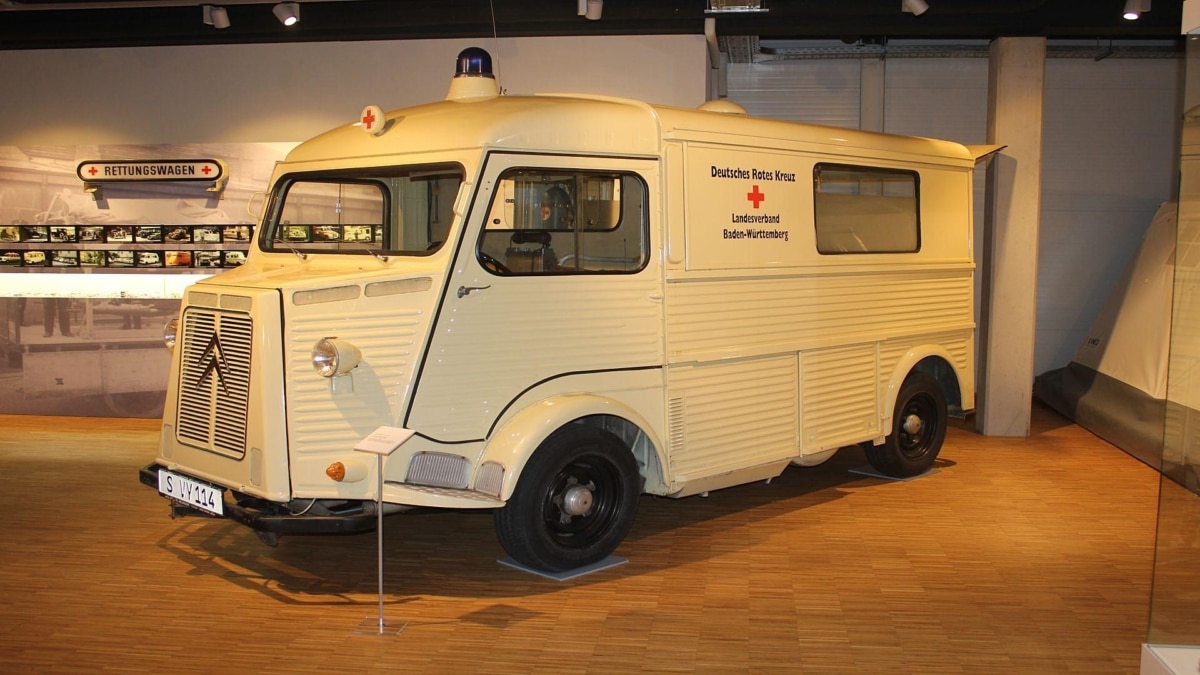 Historischer Rettungswagen mit Charme (Foto: DRK Museum, Geislingen)