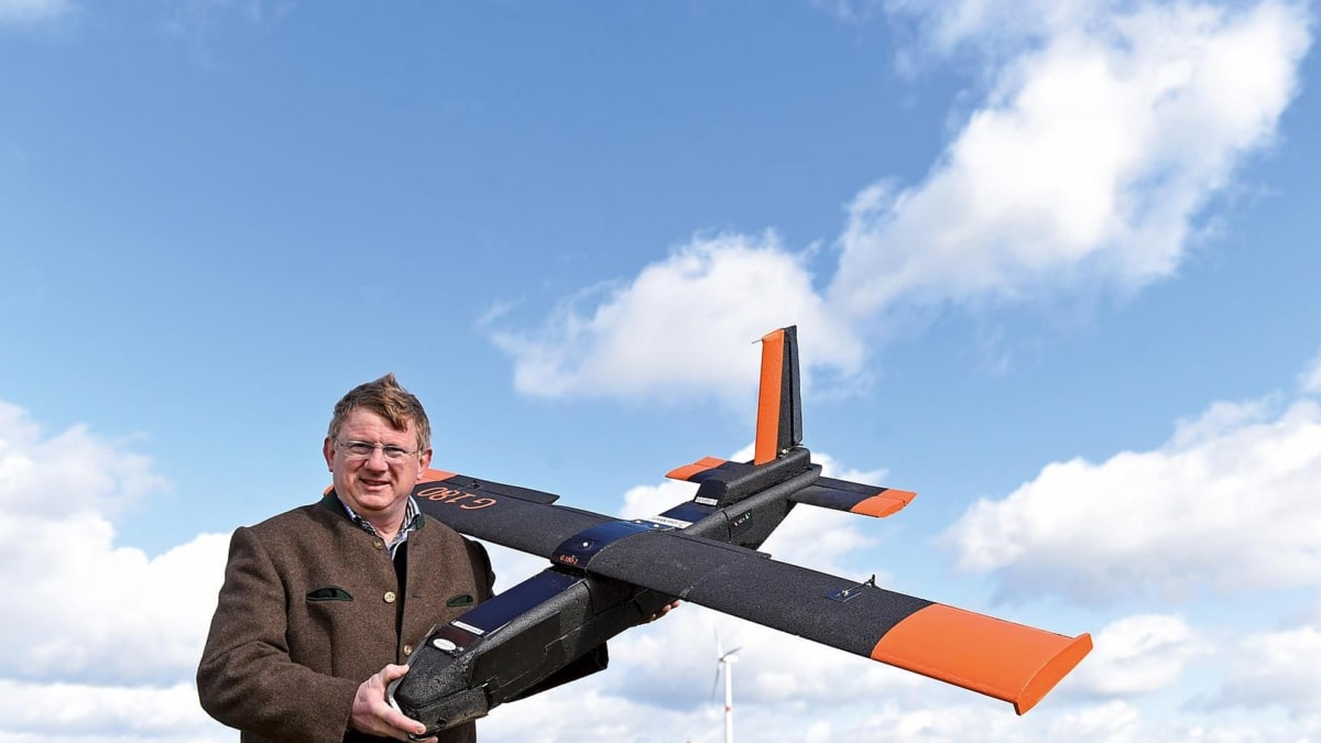 GerMAP: Werner Mayr mit UAV/Drohne (Foto: Reiner Pfisterer)