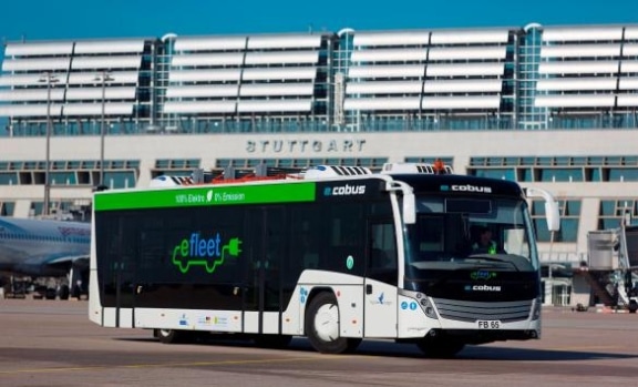 Im Flughafen Stuttgart ist der erste Elektrobus auf dem Vorfeld im Einsatz