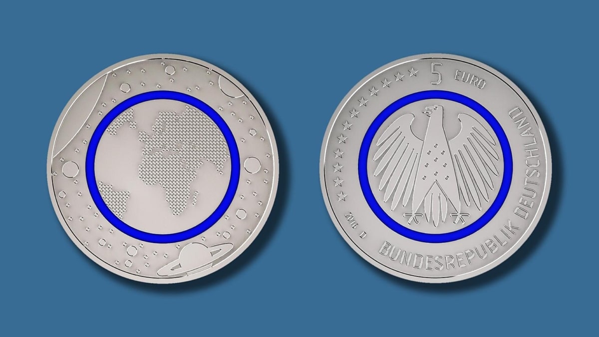 Münze mit Plastikring (Foto: Bundesamt für zentrale Dienste und offene Vermögensfragen (BADV))